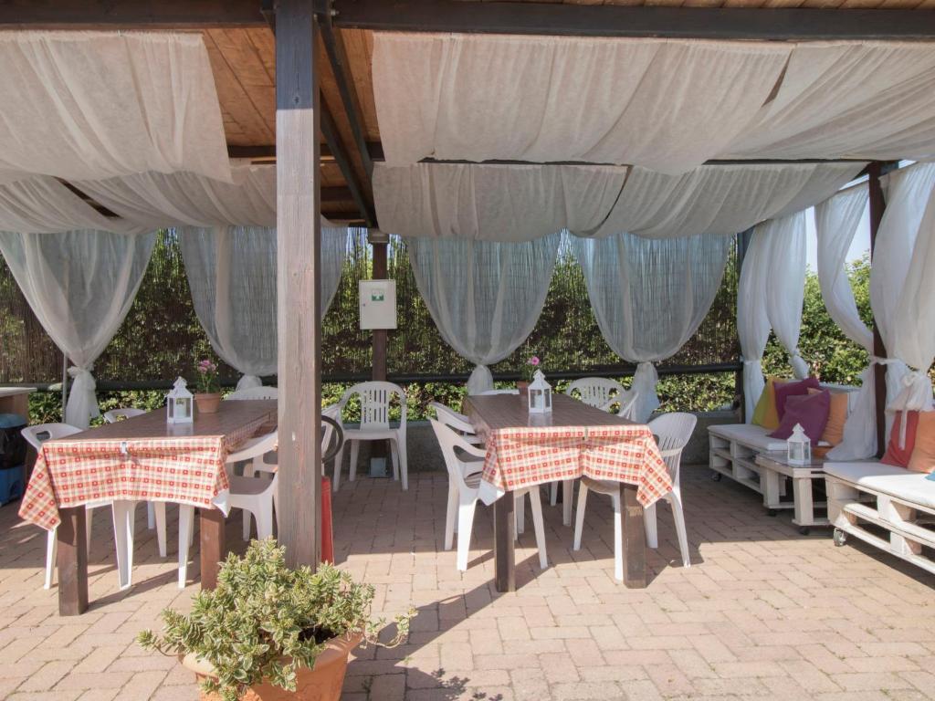 Restauracja lub miejsce do jedzenia w obiekcie Apartment Il Secondo-2 by Interhome