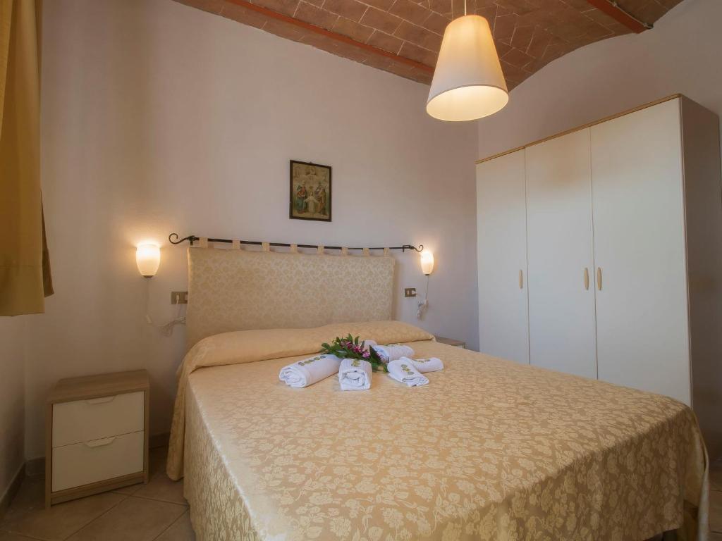 sypialnia z łóżkiem z dwoma pluszakami w obiekcie Apartment Il Secondo-2 by Interhome w mieście Bibbona