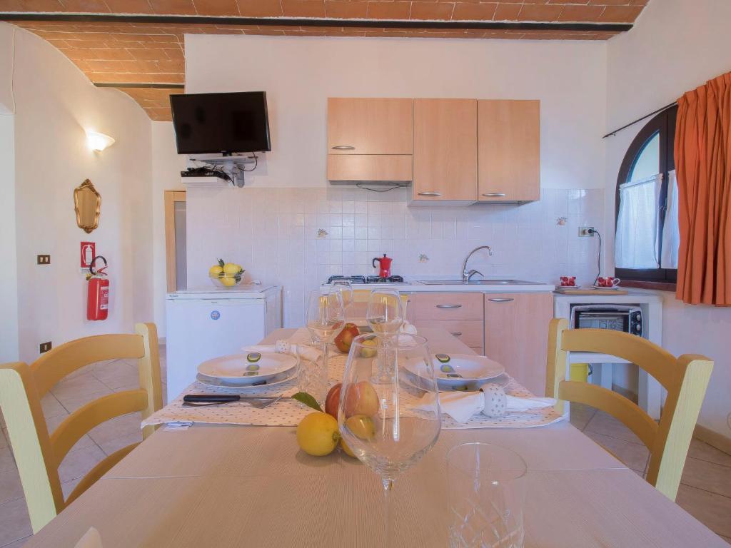 kuchnia ze stołem i kieliszkami do wina w obiekcie Apartment Il Secondo-1 by Interhome w mieście Bibbona