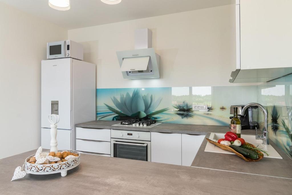 Kuchnia lub aneks kuchenny w obiekcie Family holiday house with private pool and playground