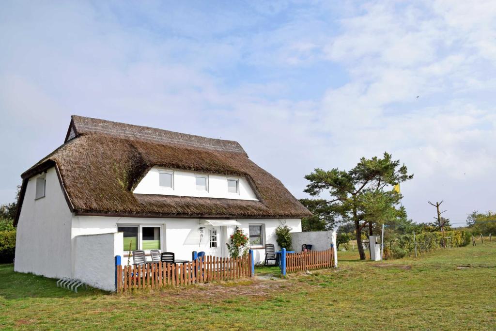 a white house with a thatched roof at Ferienzimmer unterm Reetdach in Pl in Neuendorf