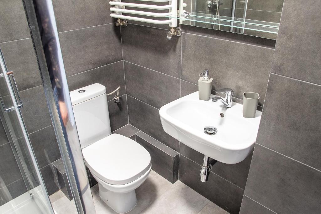 Kúpeľňa v ubytovaní AL-DOM apartamenty Szary Bursztyn