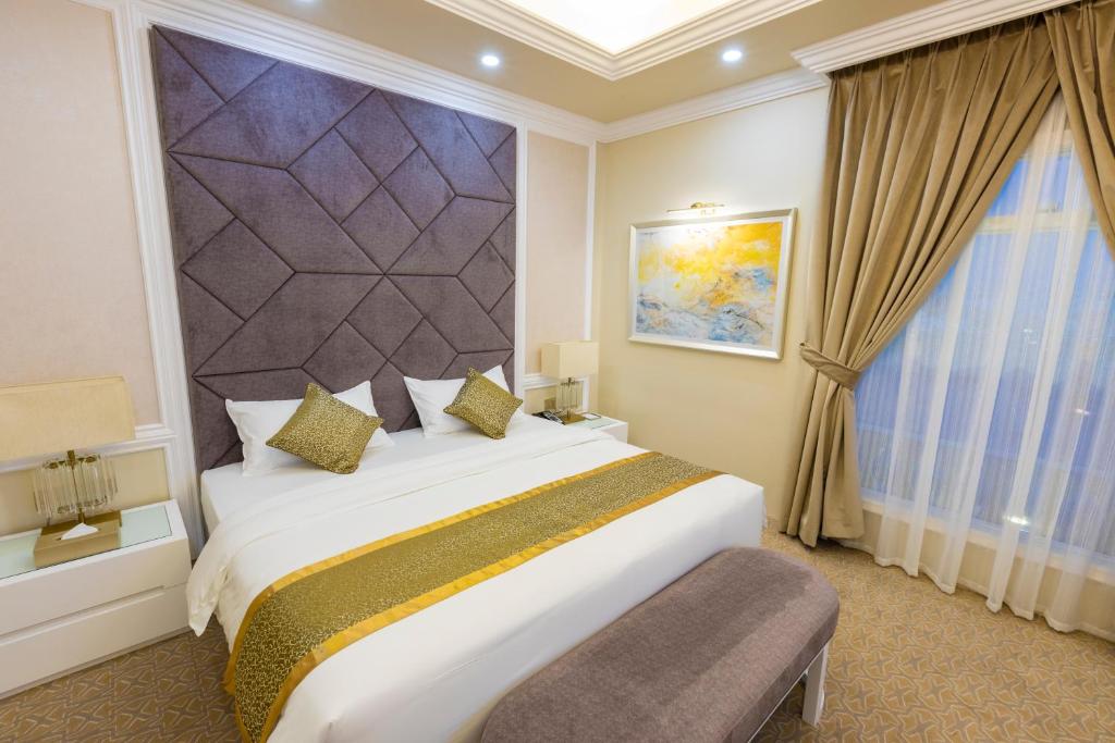 Postel nebo postele na pokoji v ubytování Remaj Hotel