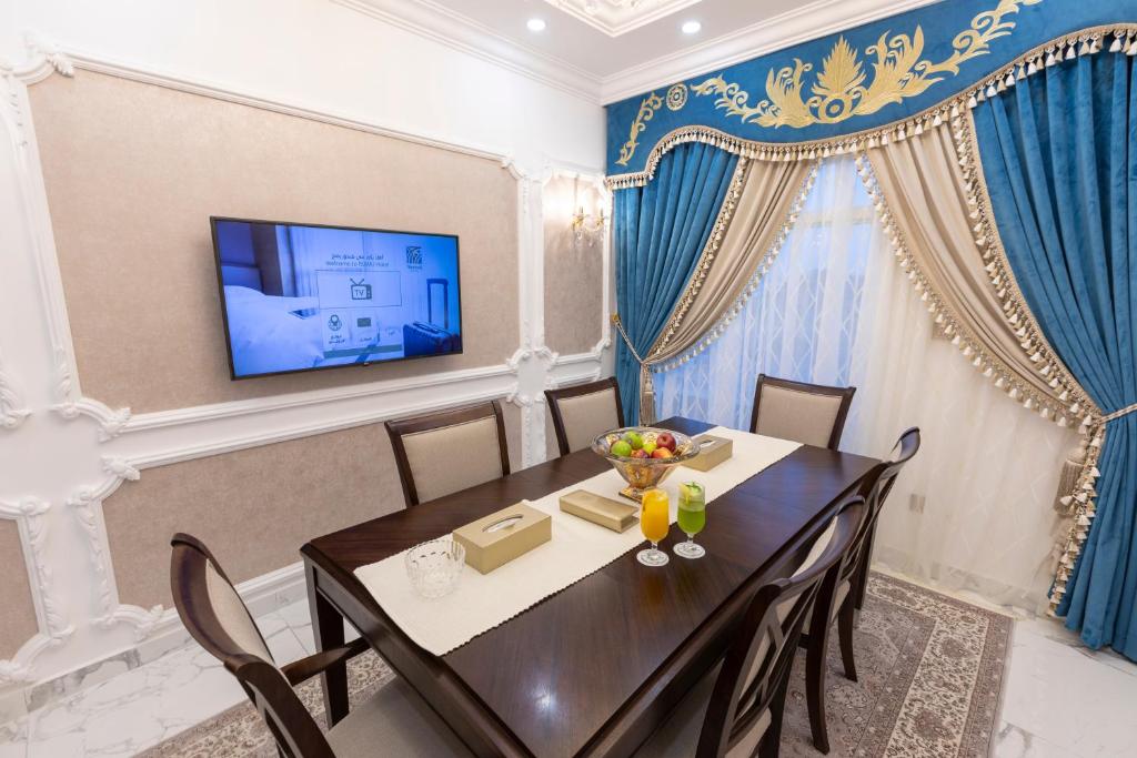 TV a/nebo společenská místnost v ubytování Remaj Hotel