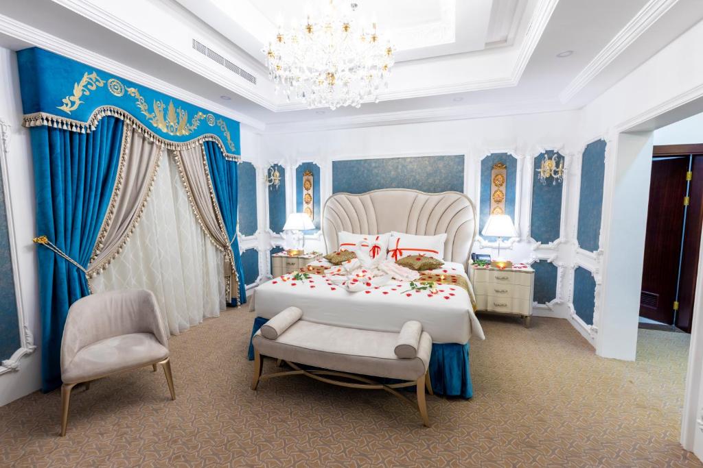 Postel nebo postele na pokoji v ubytování Remaj Hotel