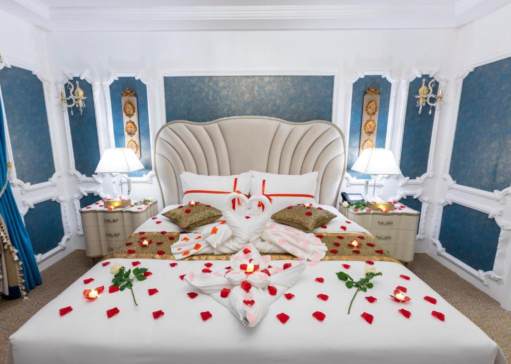 Postel nebo postele na pokoji v ubytování Remaj Hotel
