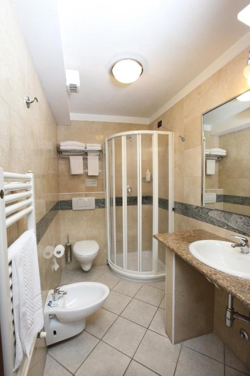 Koupelna v ubytování Hotel Ungheria Varese 1946