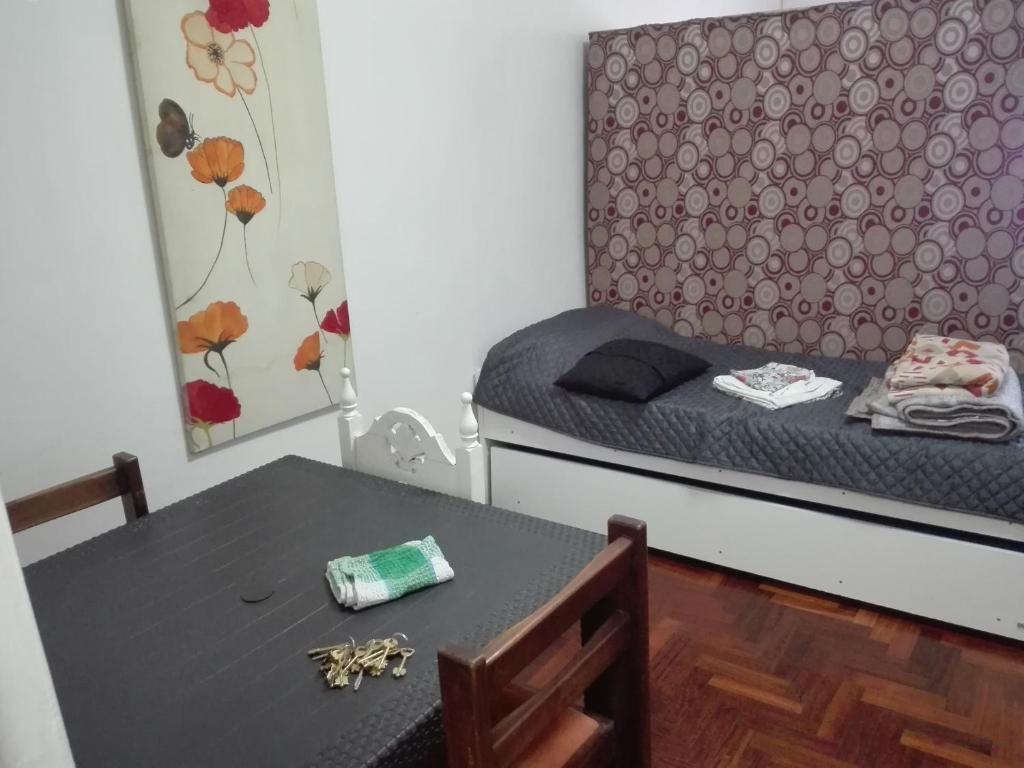 Habitación pequeña con mesa y cama pequeña en Andes 1 en Mendoza