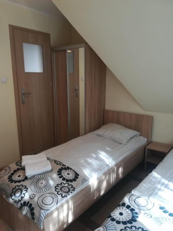 Łóżko lub łóżka w pokoju w obiekcie Willa pod Antałówką