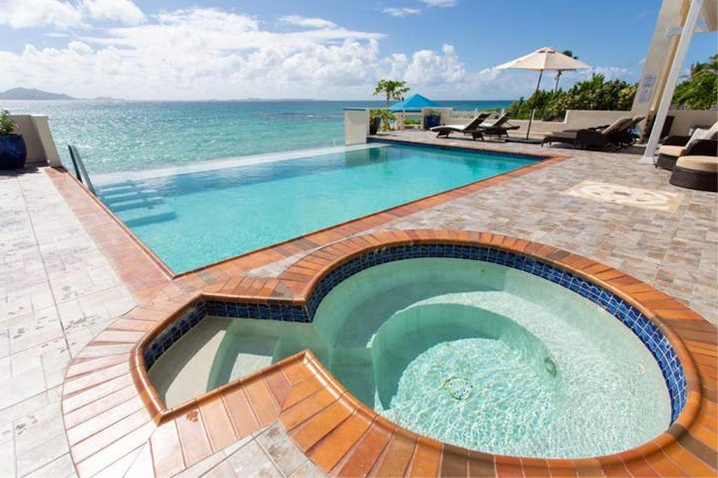 Piscina de la sau aproape de Villa Anguillitta