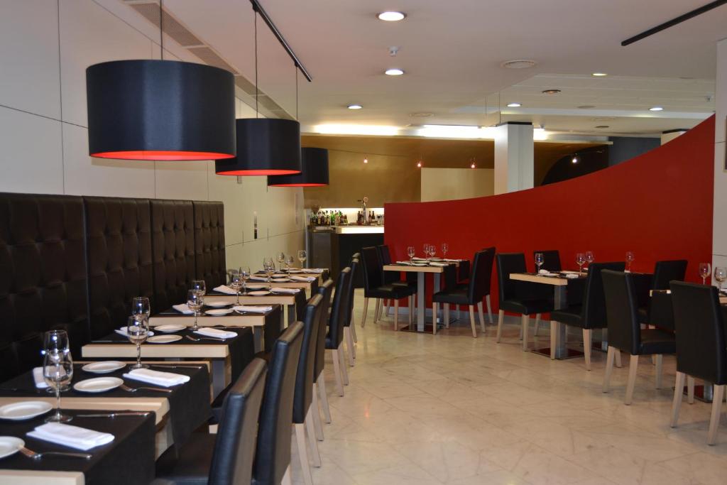 Reštaurácia alebo iné gastronomické zariadenie v ubytovaní Hotel Spa Odeón