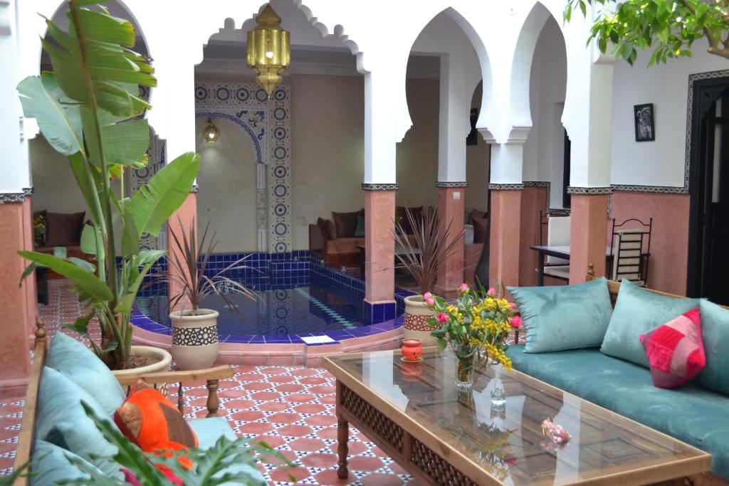 ein Wohnzimmer mit einem Sofa und einem Tisch in der Unterkunft Riad le Voile d'Orient in Marrakesch