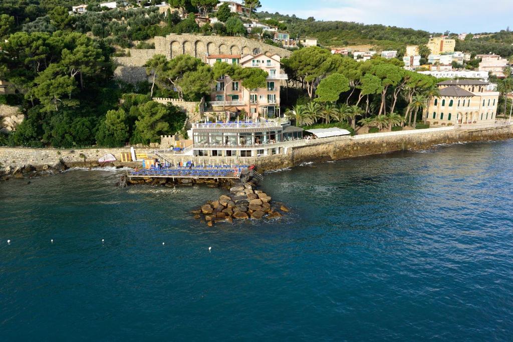 una vista aerea di un edificio sull'acqua di Hotel Arc En Ciel a Diano Marina