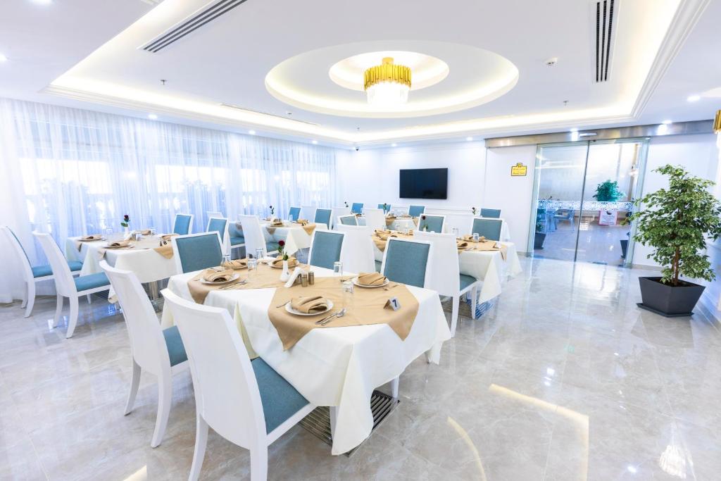 TV a/nebo společenská místnost v ubytování Remaj Hotel