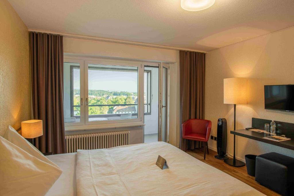 Postel nebo postele na pokoji v ubytování HOTEL illuster - Urban & Local