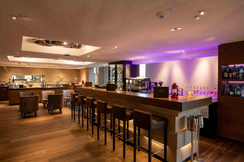 Lounge nebo bar v ubytování HOTEL illuster - Urban & Local