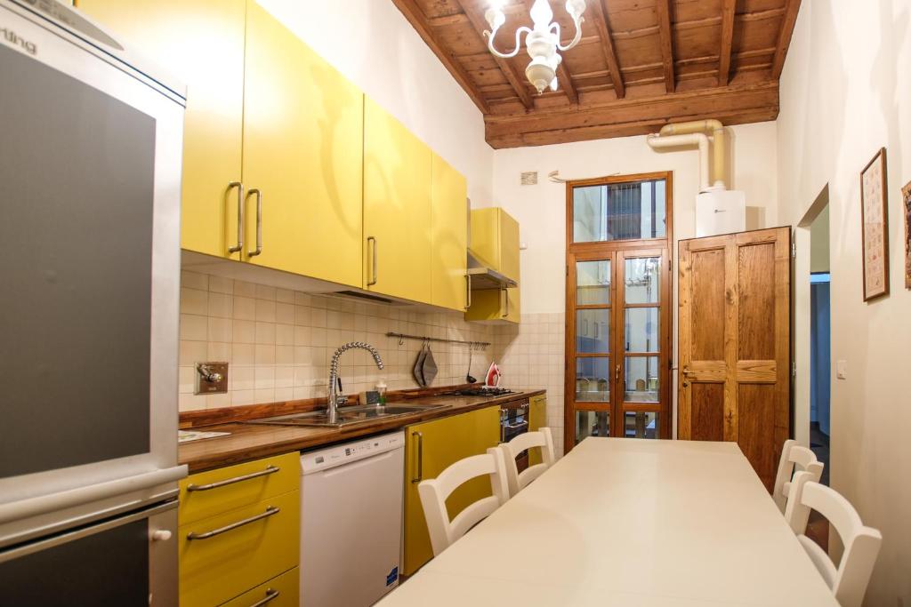Kuchyňa alebo kuchynka v ubytovaní Roomy and elegant apartment by Piazza Pitti