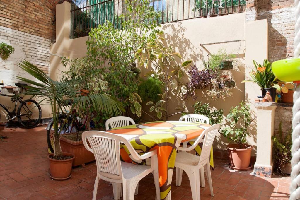 Cozy apartment with a terrace., Barcelona, Spain - Booking.com