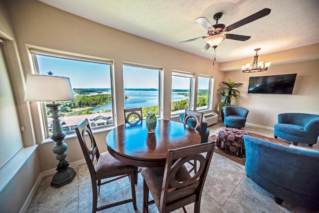 een woonkamer met een tafel en stoelen en een bank bij Majestic at Table Rock in Branson