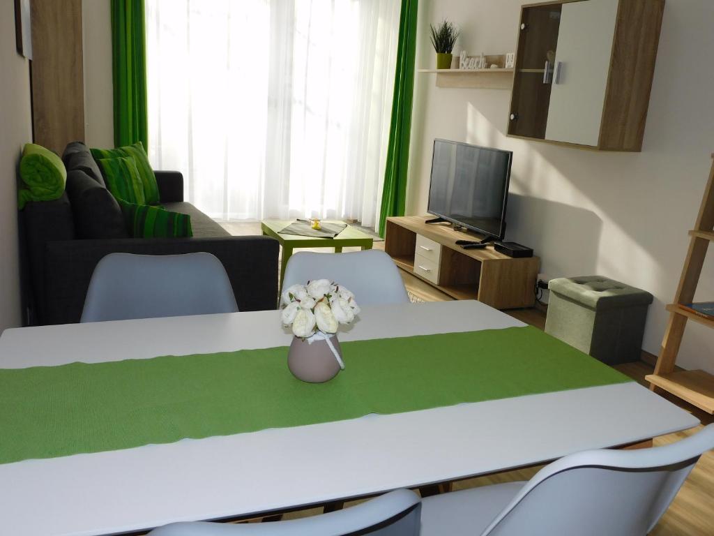 Televízia a/alebo spoločenská miestnosť v ubytovaní Katamaran
