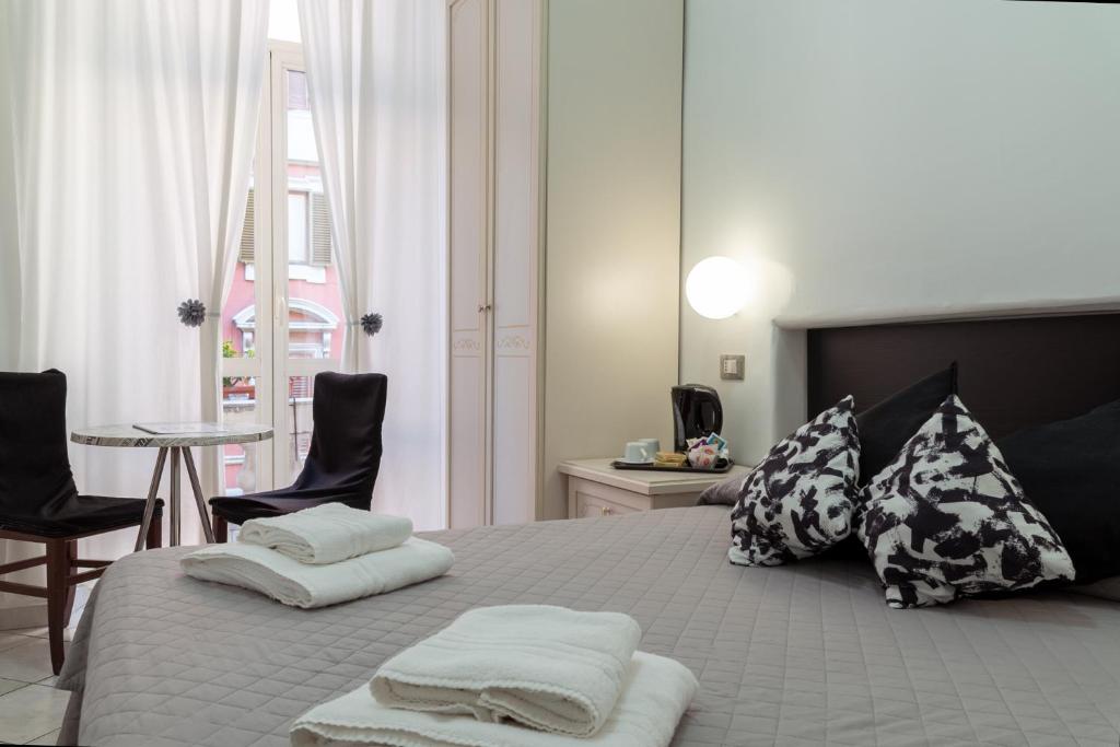 ローマにあるホテル ソル レヴァンテのベッドルーム1室(ベッド1台、タオル2枚付)
