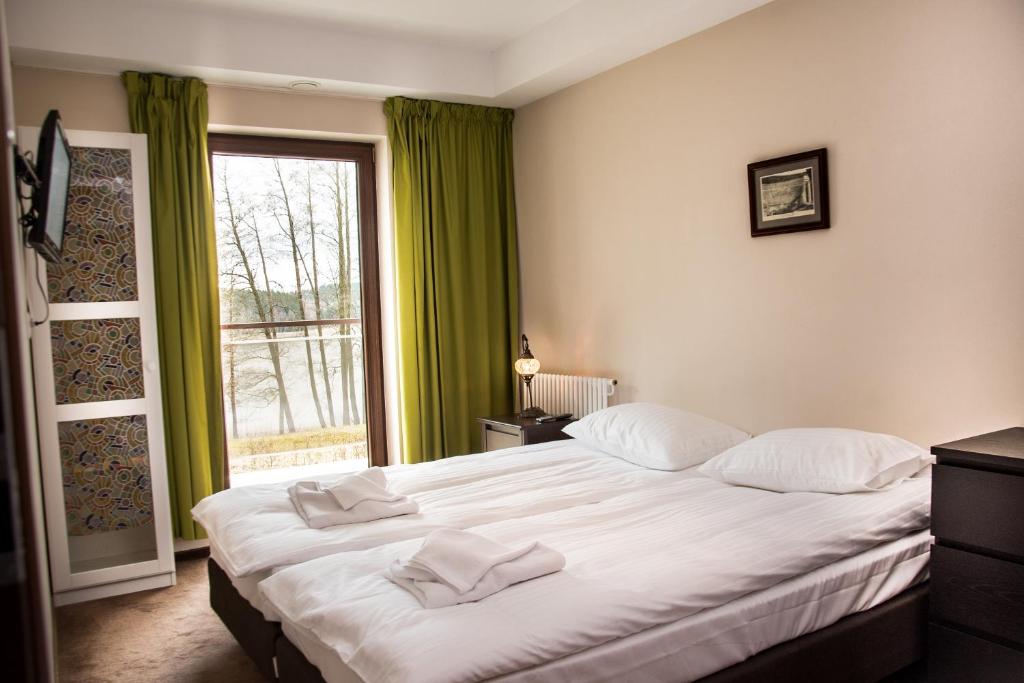 Posteľ alebo postele v izbe v ubytovaní APARTAMENT PERŁA A11 NAD PIĘKNYM JEZIOREM PLUSZNE