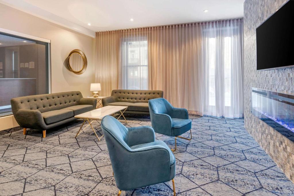 TV a/nebo společenská místnost v ubytování Quality Inn Centre-Ville