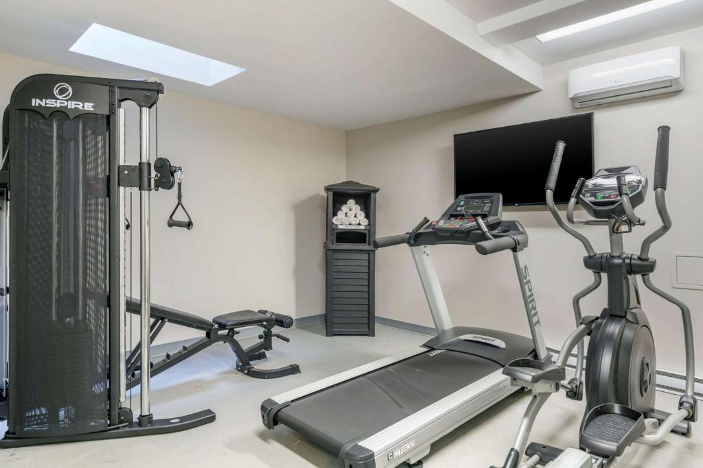 Fitness centrum a/nebo fitness zařízení v ubytování Quality Inn Centre-Ville