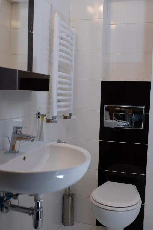 Kúpeľňa v ubytovaní APARTAMENT PERŁA A11 NAD PIĘKNYM JEZIOREM PLUSZNE