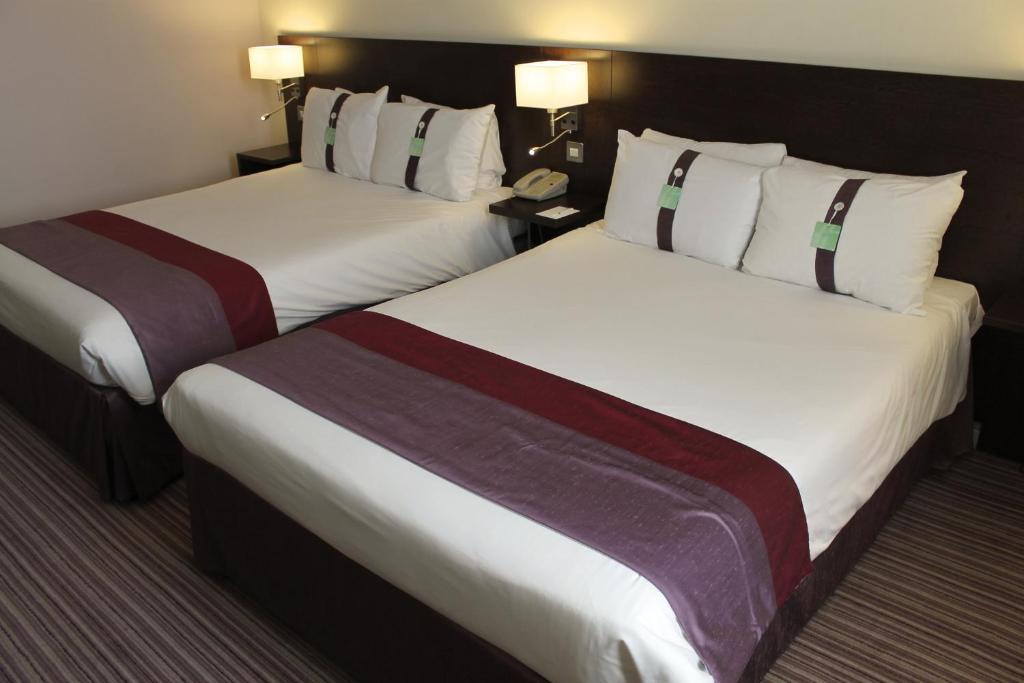 Habitación de hotel con 2 camas y teléfono en Holiday Inn Slough Windsor, an IHG Hotel en Slough