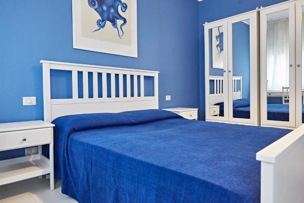 ein blaues Schlafzimmer mit einem Bett und blauen Wänden in der Unterkunft Riviera Marco Polo in Mestre