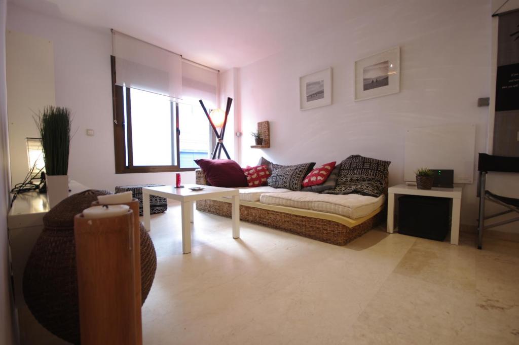 sala de estar con sofá y mesa en Livingtarifa Apartamento Atardecer, en Tarifa