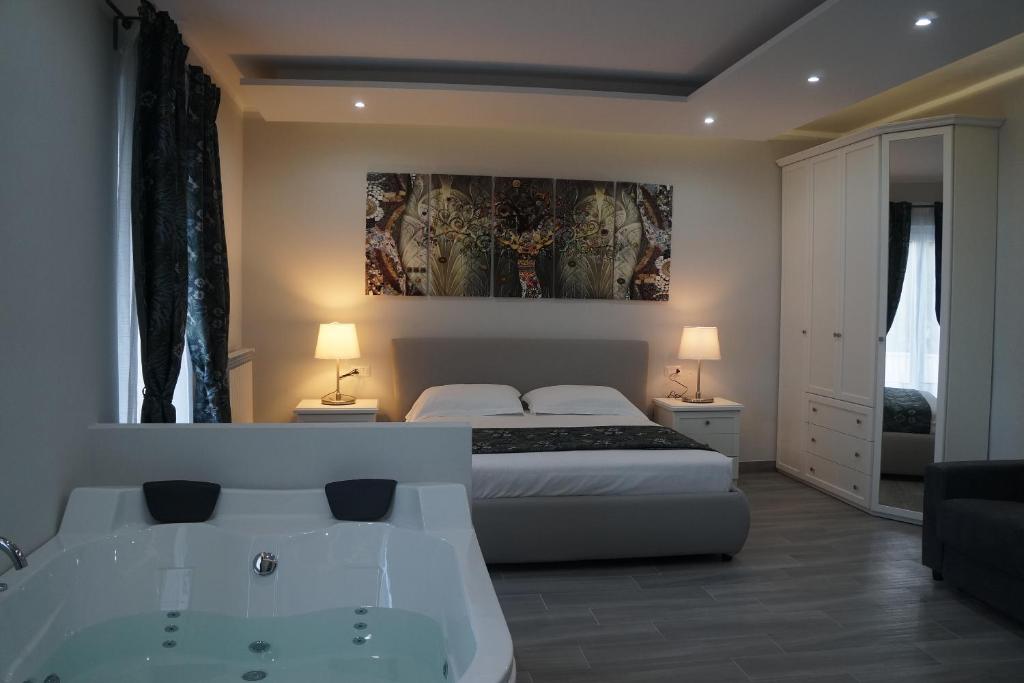 - une chambre avec un lit et une baignoire dans l'établissement B&B Maison Grace, à Peschici