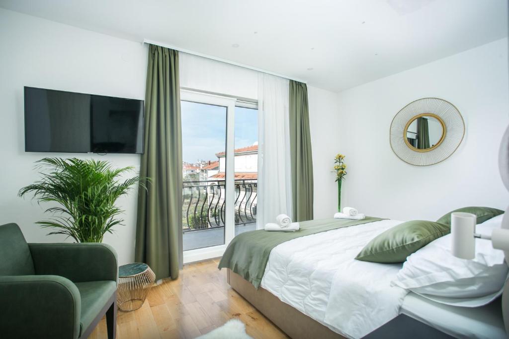 - une chambre avec un lit et une grande fenêtre dans l'établissement Kaša Rooms 2, à Split