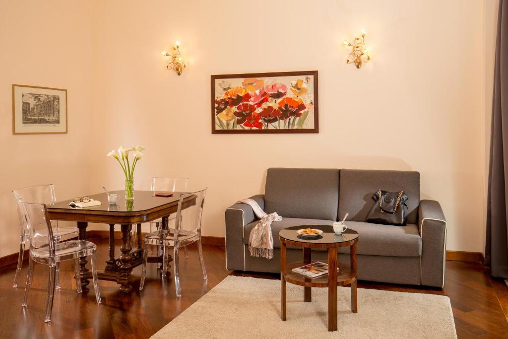 salon z kanapą i stołem w obiekcie Flaminia Charme w Rzymie