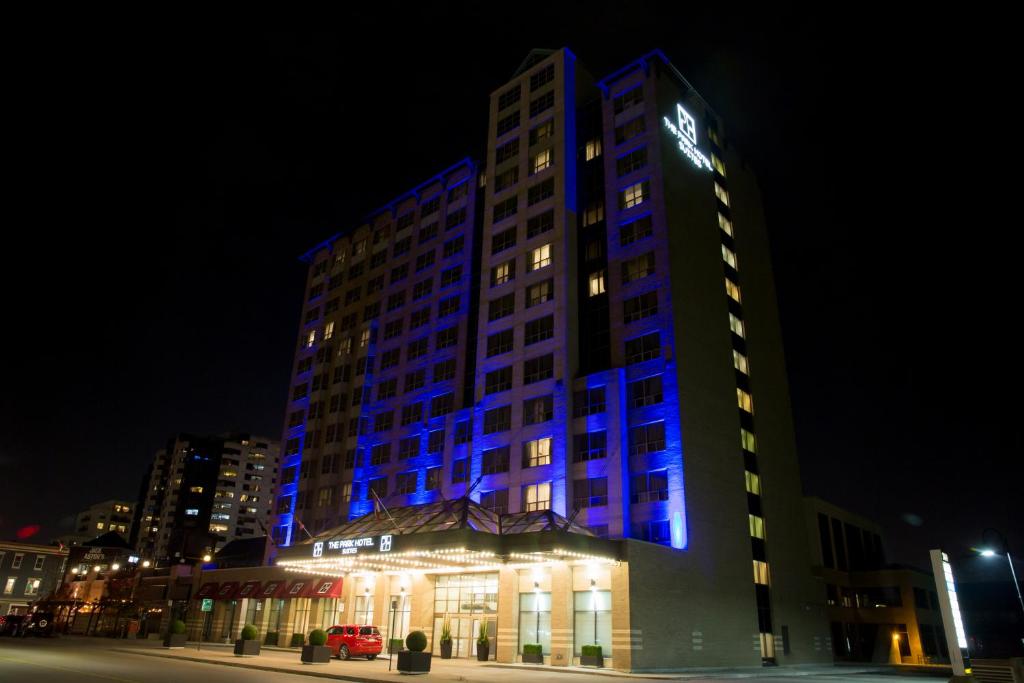 un edificio con luces azules por la noche en The Park Hotel London, en London