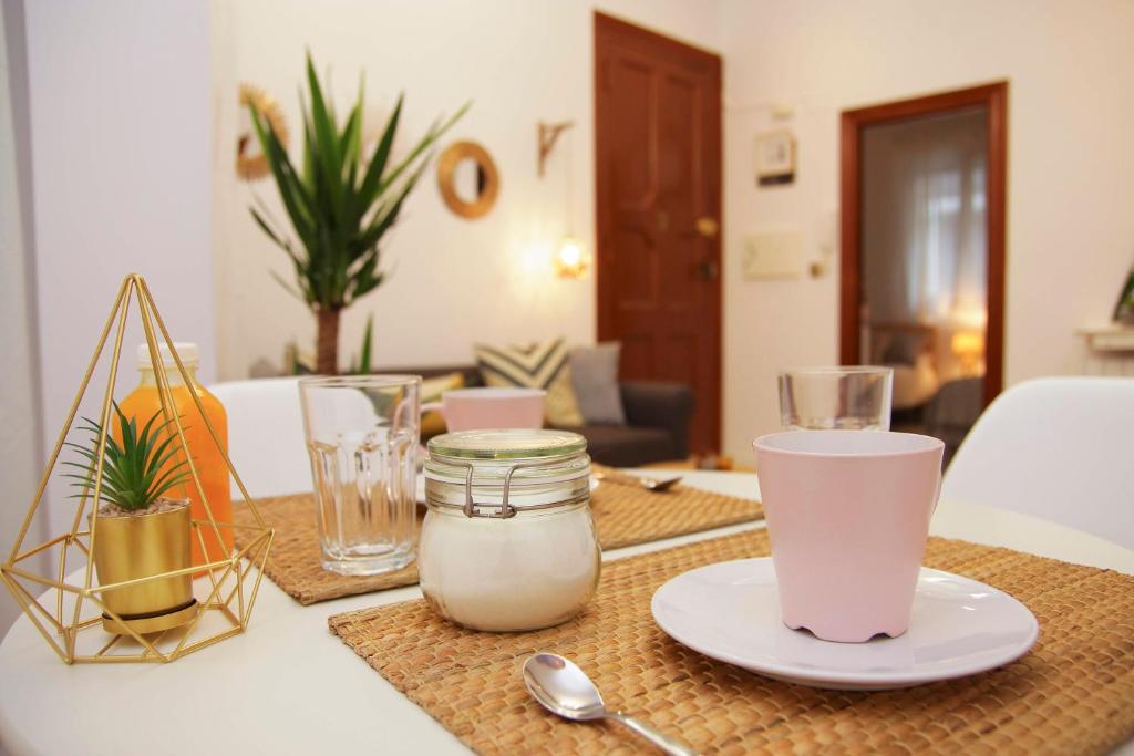 une table avec une plaque et un bocal de lait dans l'établissement Apartamento tranquilo Casco Viejo, à Bilbao