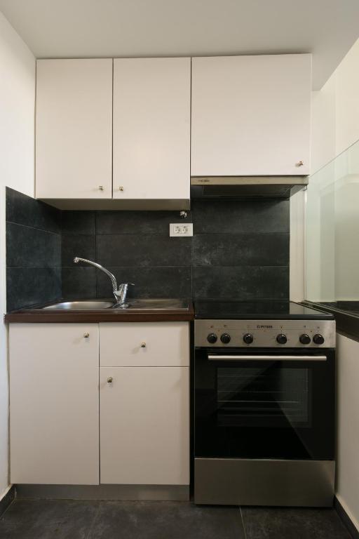 Kuchyňa alebo kuchynka v ubytovaní Luxury Studio Apartment in the City Center
