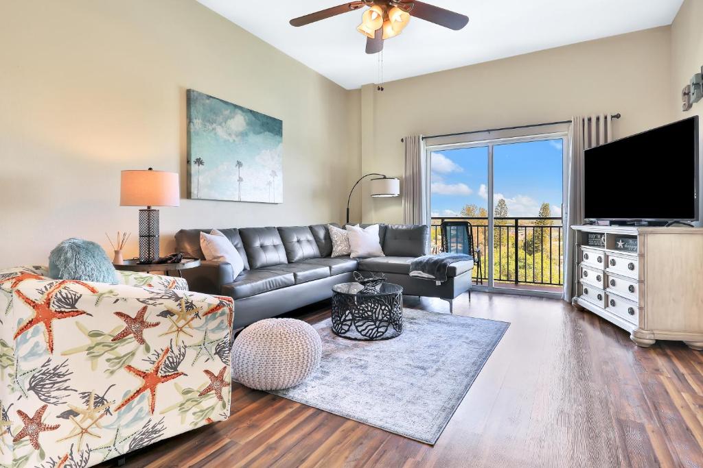 TV a/nebo společenská místnost v ubytování Bay Front Oasis