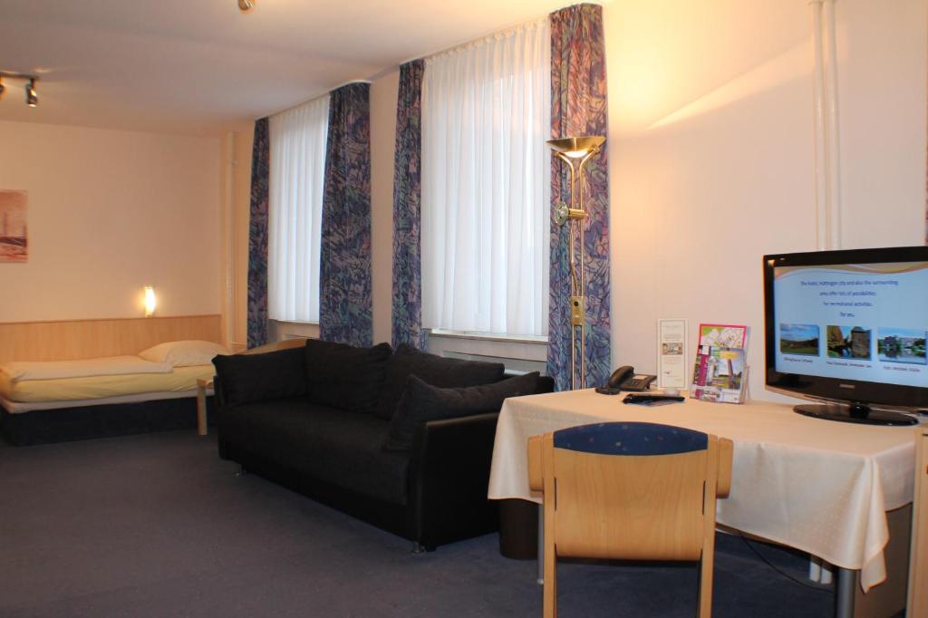 TV a/nebo společenská místnost v ubytování Avantgarde Hotel