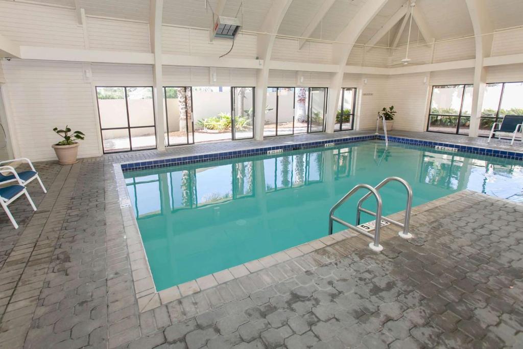 een groot zwembad in een groot gebouw bij Summer House 1402A in Orange Beach