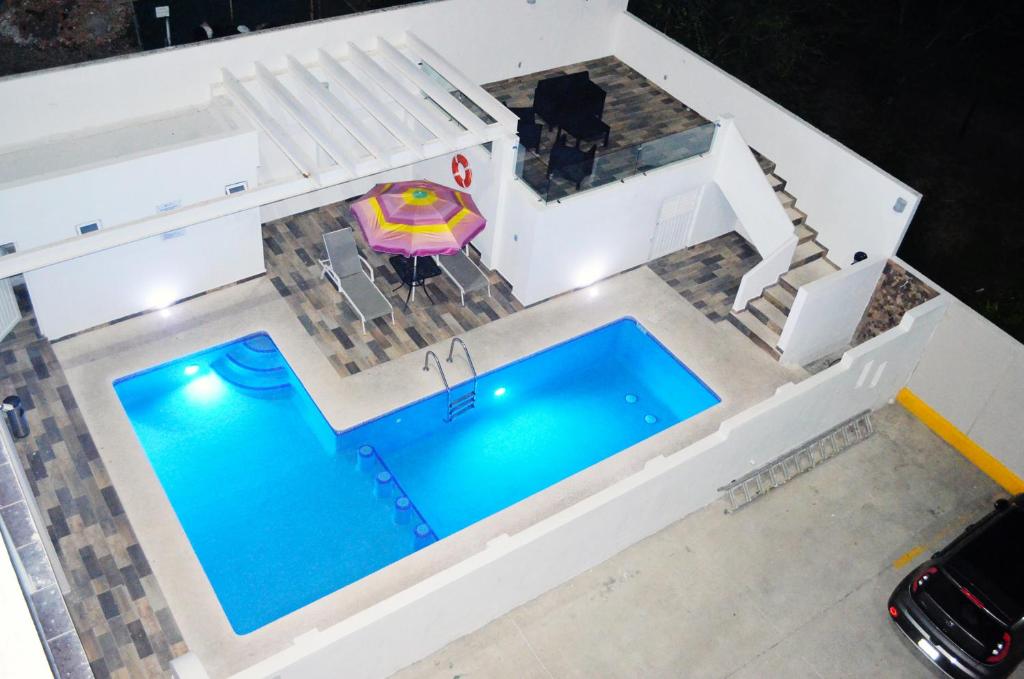 una vista aérea de una casa de juguetes con piscina en Bahia Marina Departamentos, en Mazatlán