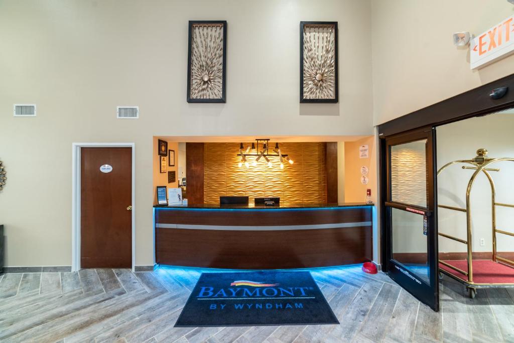 a hotel lobby with a barmont by winthrop at Baymont by Wyndham Caddo Valley/Arkadelphia in Arkadelphia