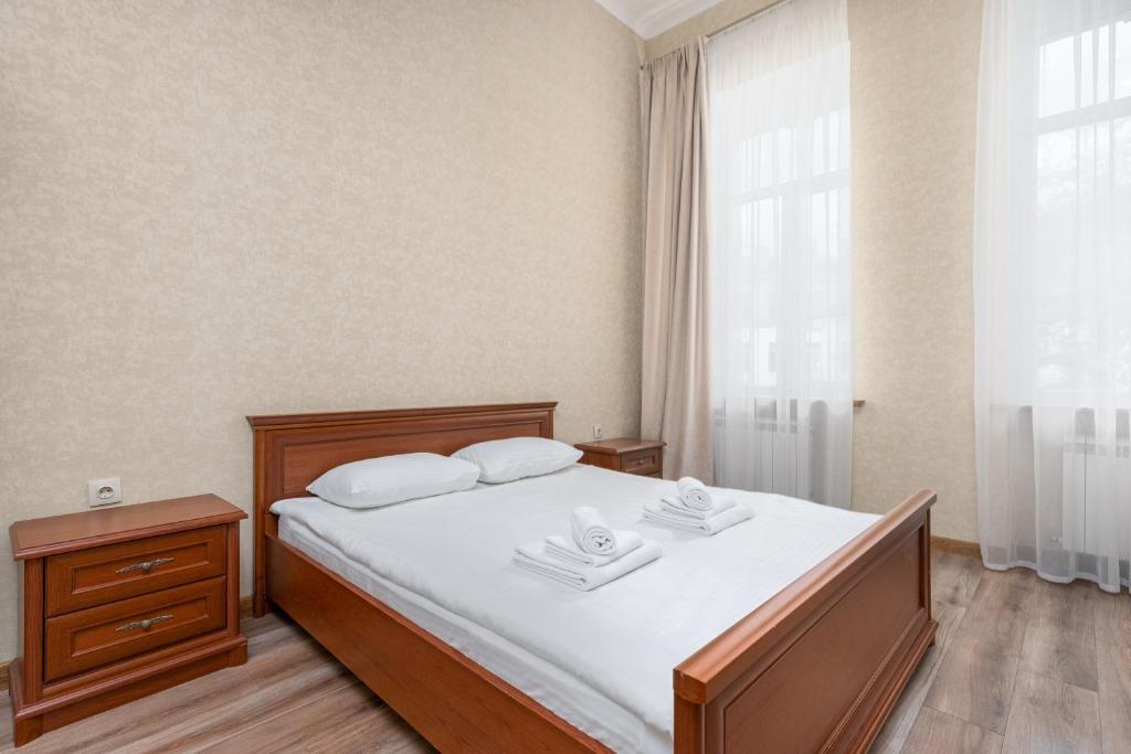 オデッサにあるApartment on Rishelievskaya streetのベッドルーム1室(白いシーツとカップ2つ付)