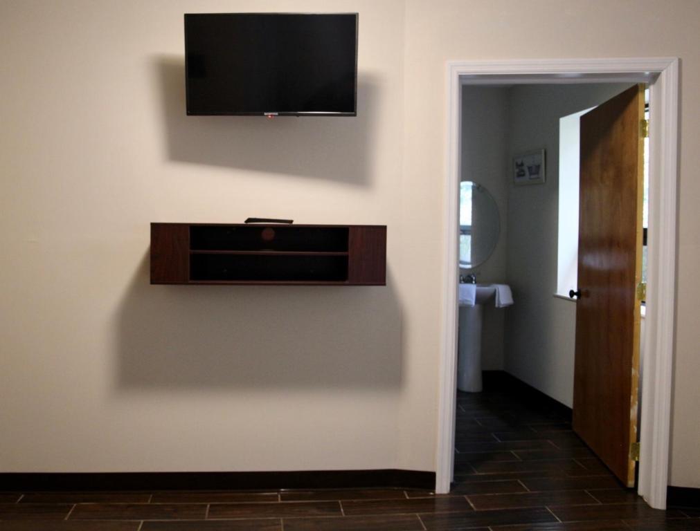 Pine Mountain Inn - Standard Queen Room