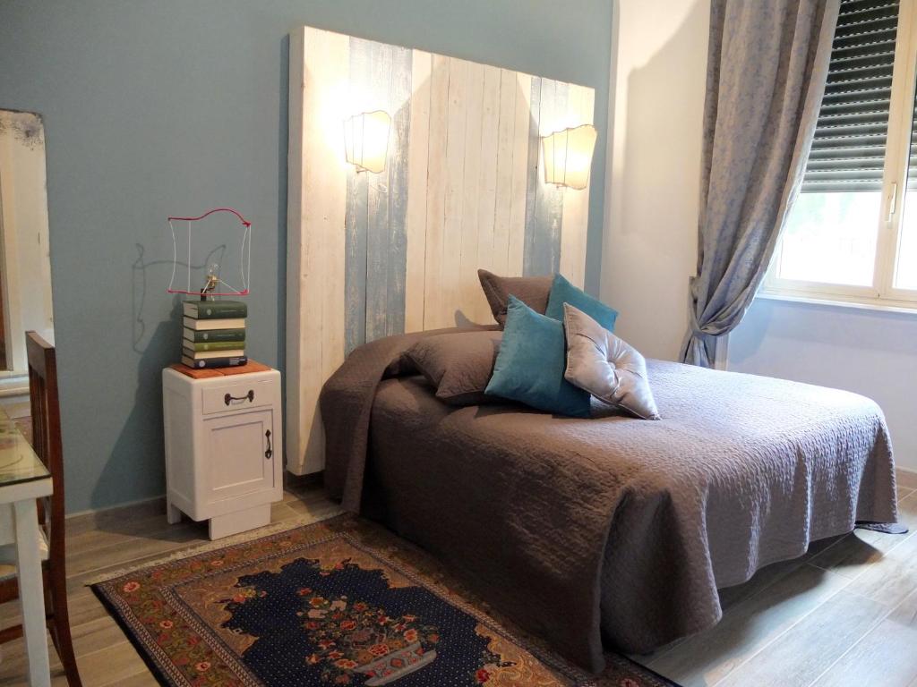 Un dormitorio con una cama y una mesa y una ventana. en Dimora Al 36, en Roma