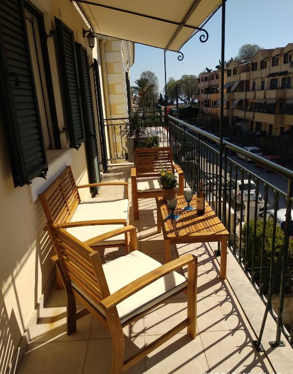Balkón alebo terasa v ubytovaní The Bluehouse - Spacious top floor flat with parking, by Mon Repos beach