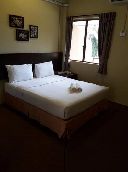 Postel nebo postele na pokoji v ubytování Mersing Merlin Inn