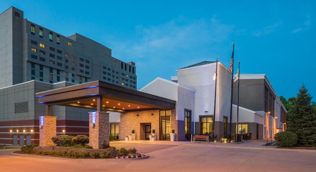 Holiday Inn Express & Suites Springfield, an IHG Hotel في سبرينغفيلد: واجهة الفندق