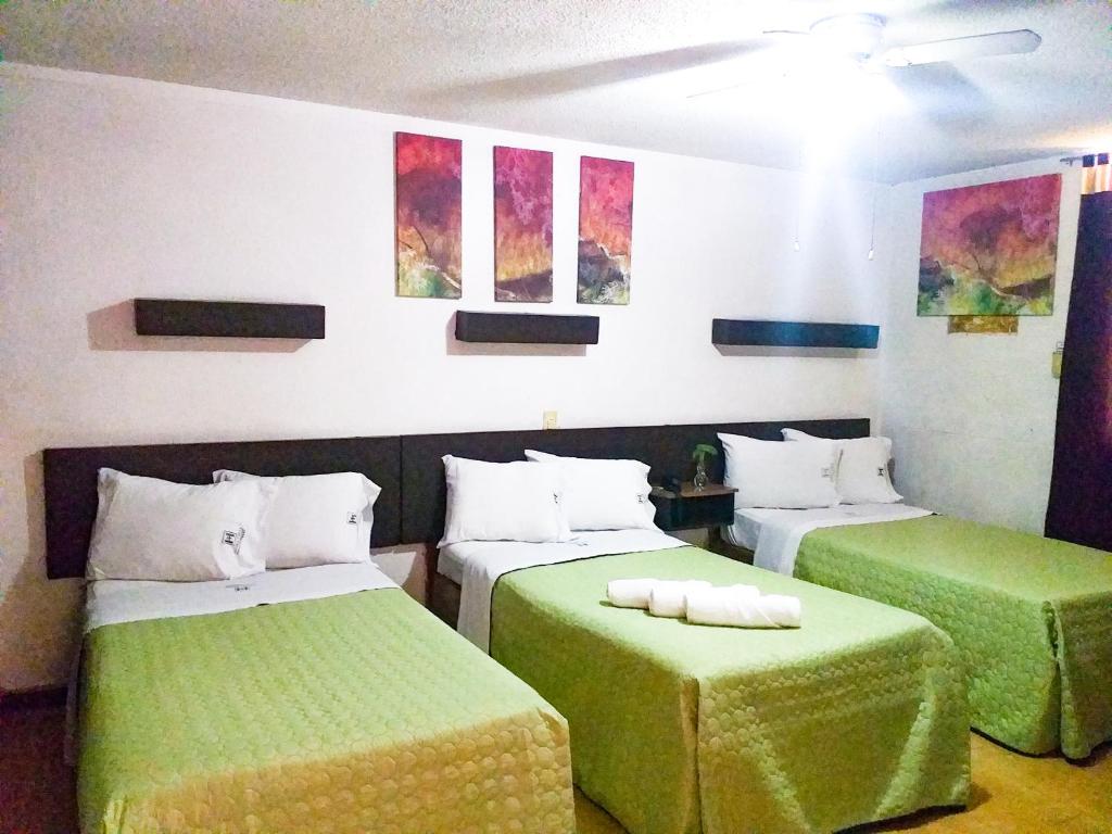Postel nebo postele na pokoji v ubytování Hotel Trevi